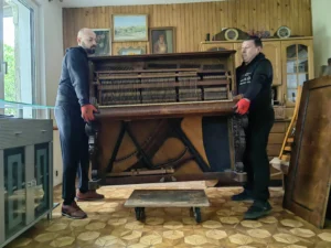 Transport pianina - pracownicy podnoszą pianino