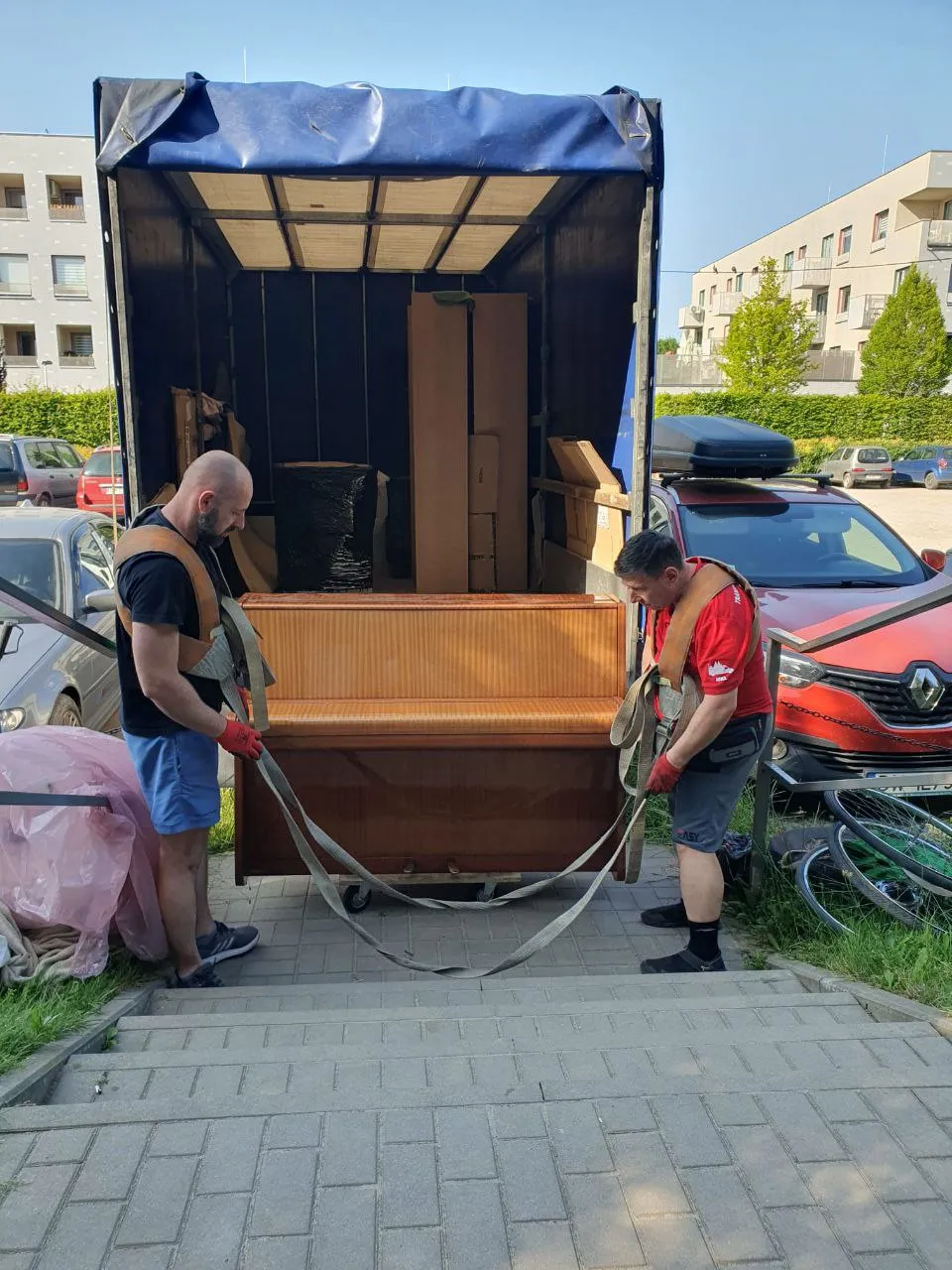 pianino ładowane na samochód
