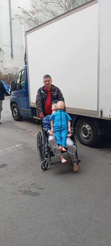 Specjalistyczny transport medyczny - przewieźliśmy wyposażenie szpitalne z Wrocławia do Oławy 2 manekin medyczny