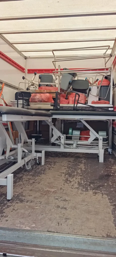 Specjalistyczny transport medyczny - przewieźliśmy wyposażenie szpitalne z Wrocławia do Oławy 3 sprzet medyczny w busie transportowym lozka