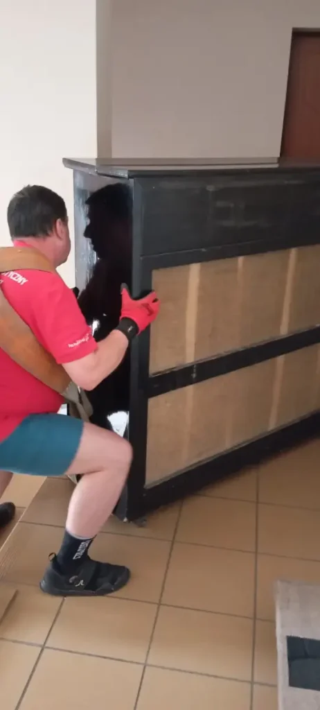 Transport pianina - pamiątka rodzinna | Z Długołęki do Kiełczowa 5 Podnoszenie do góry pianina z pasami