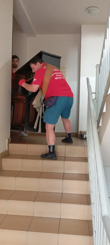 Transport pianina - pamiątka rodzinna | Z Długołęki do Kiełczowa 3 Przenoszenie na klatce schodowej pianina
