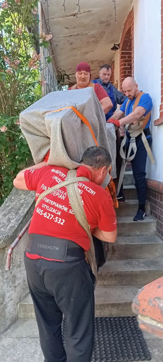 Transport pianina - pamiątka rodzinna | Z Długołęki do Kiełczowa 1 Pianino na klatce schodowej 3 osoby . Pianino zawinięte kocem